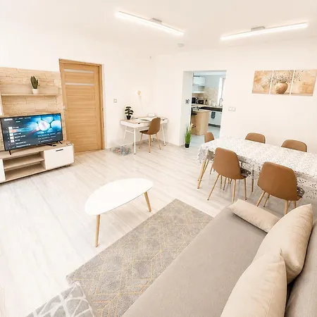 Zoja Apartmanhaz *